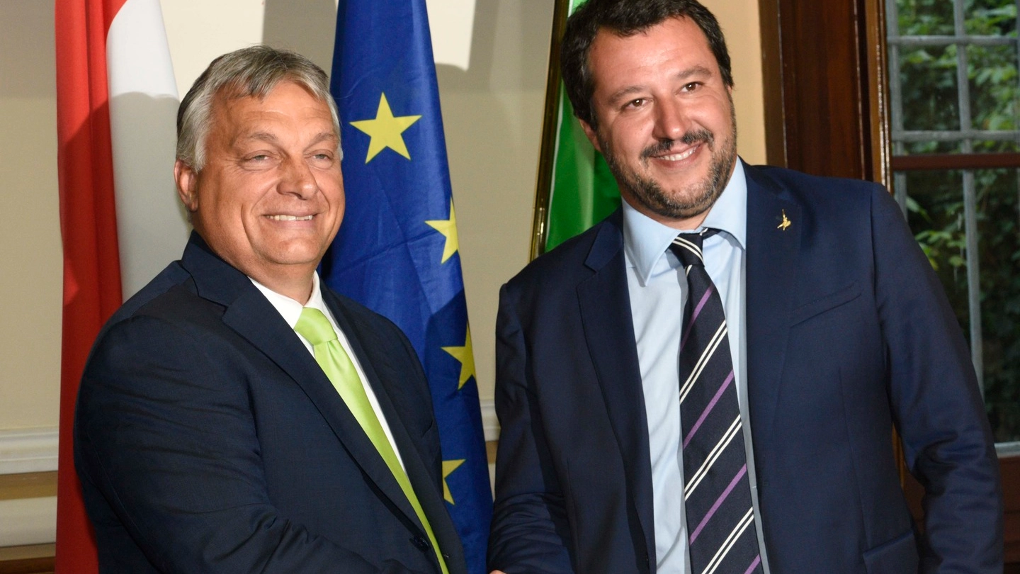 Stretta di mano fra Viktor Orbán e Matteo Salvini (Lapresse)
