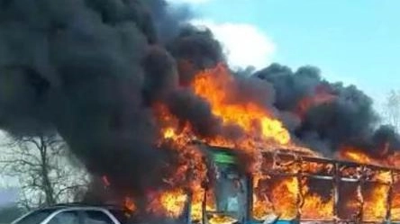 Il bus dato alle fiamme