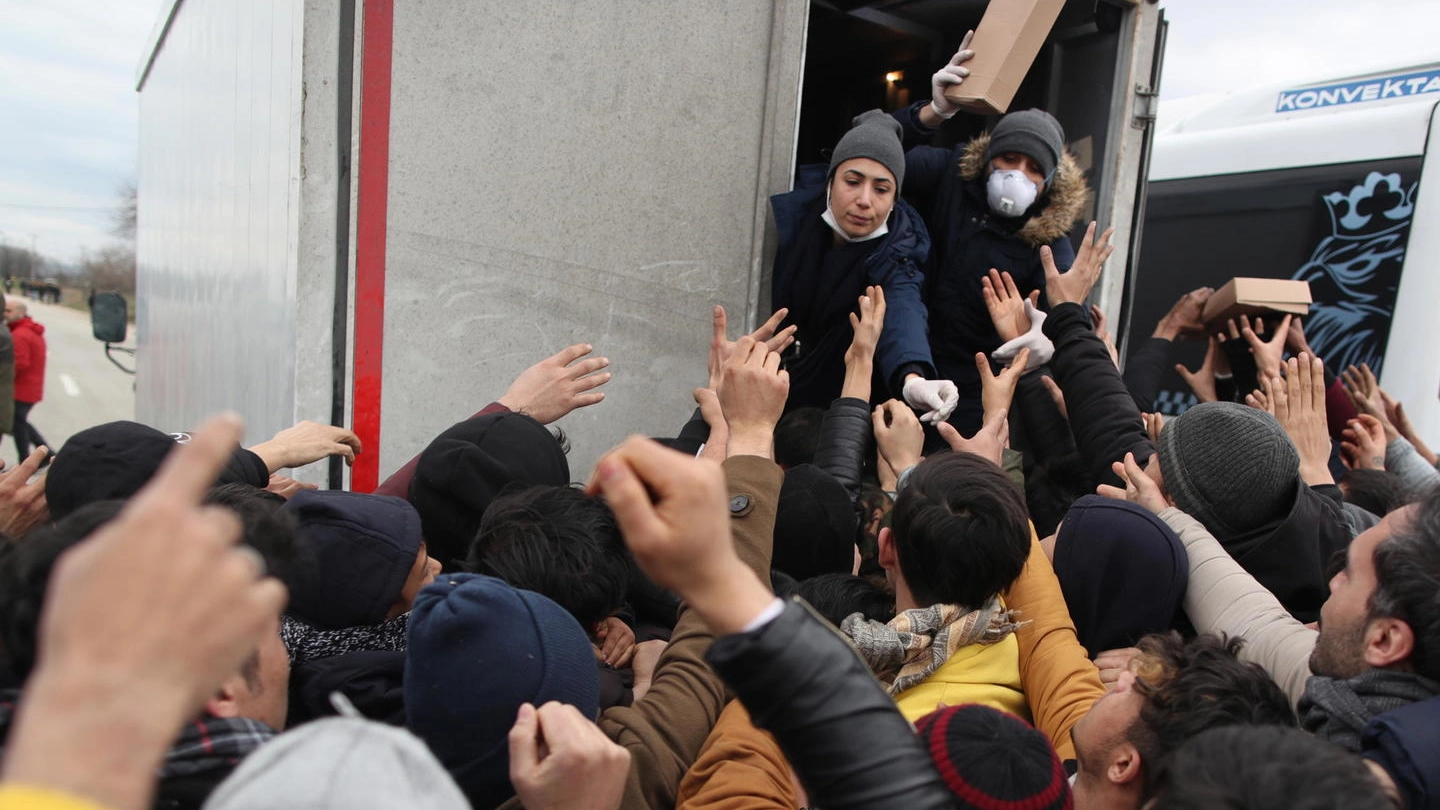 L'Unhcr distribuisce cibo ai profughi ammassati al confine tra Turchia e Grecia (Ansa)