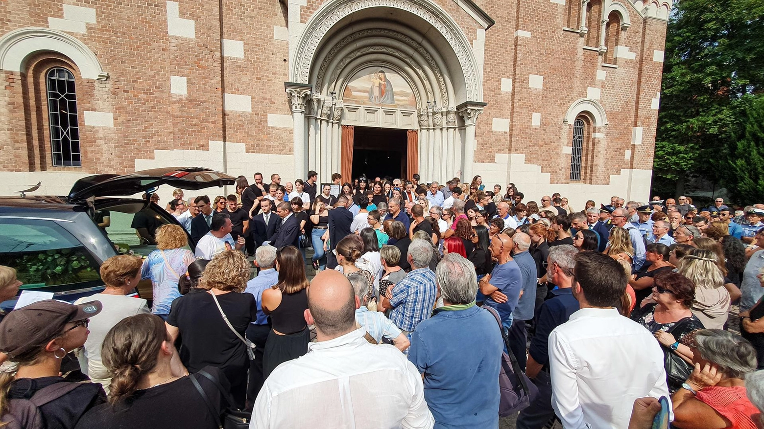 Due comunità in lutto Le lacrime e il dolore nel giorno dell’addio a Chiara e Christian Due comunità in lutto Le lacrime e il dolore nel giorno dell’addio a Chiara e Christian
