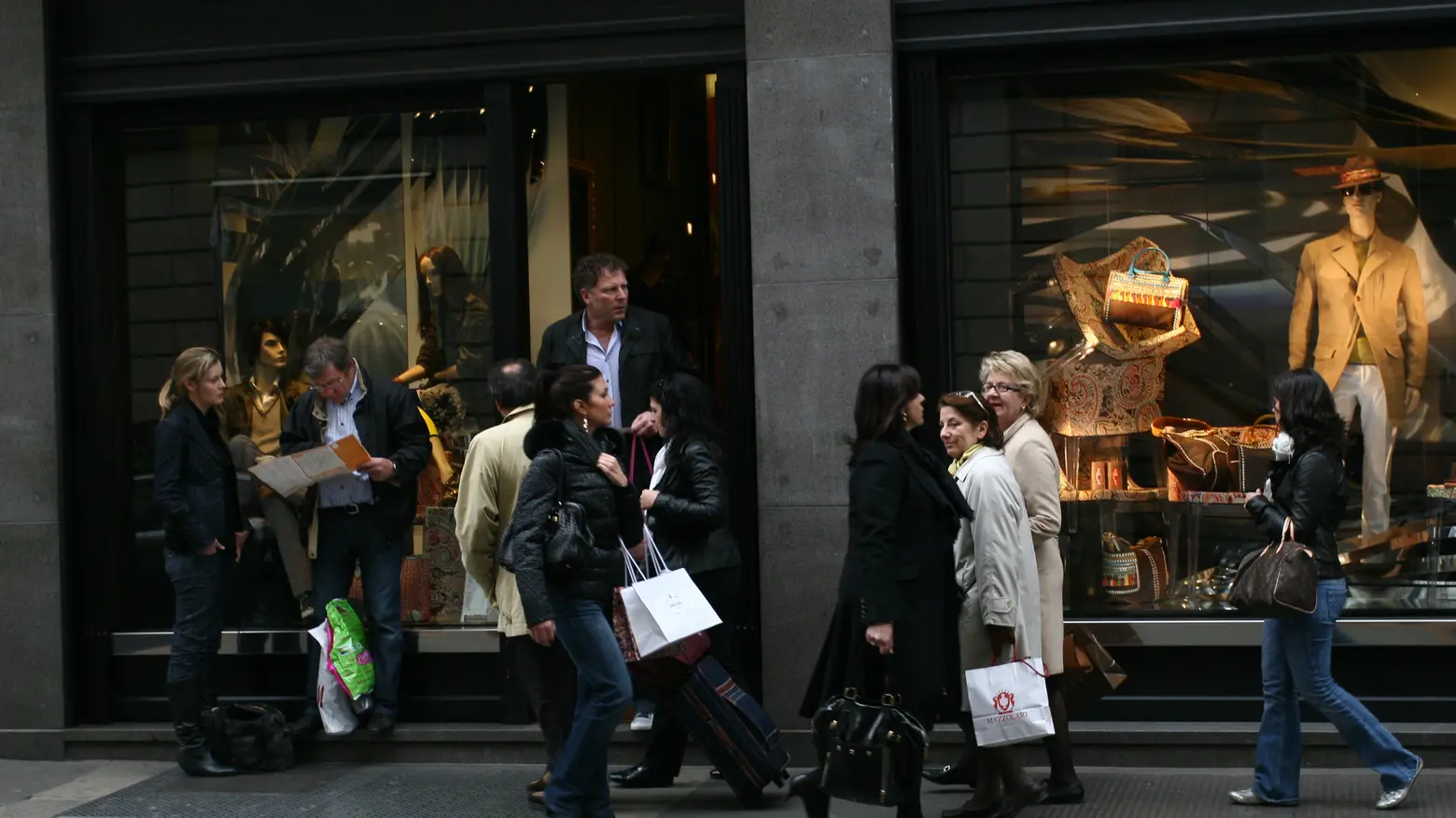 Shopping in via Montenapoleone (repertorio)