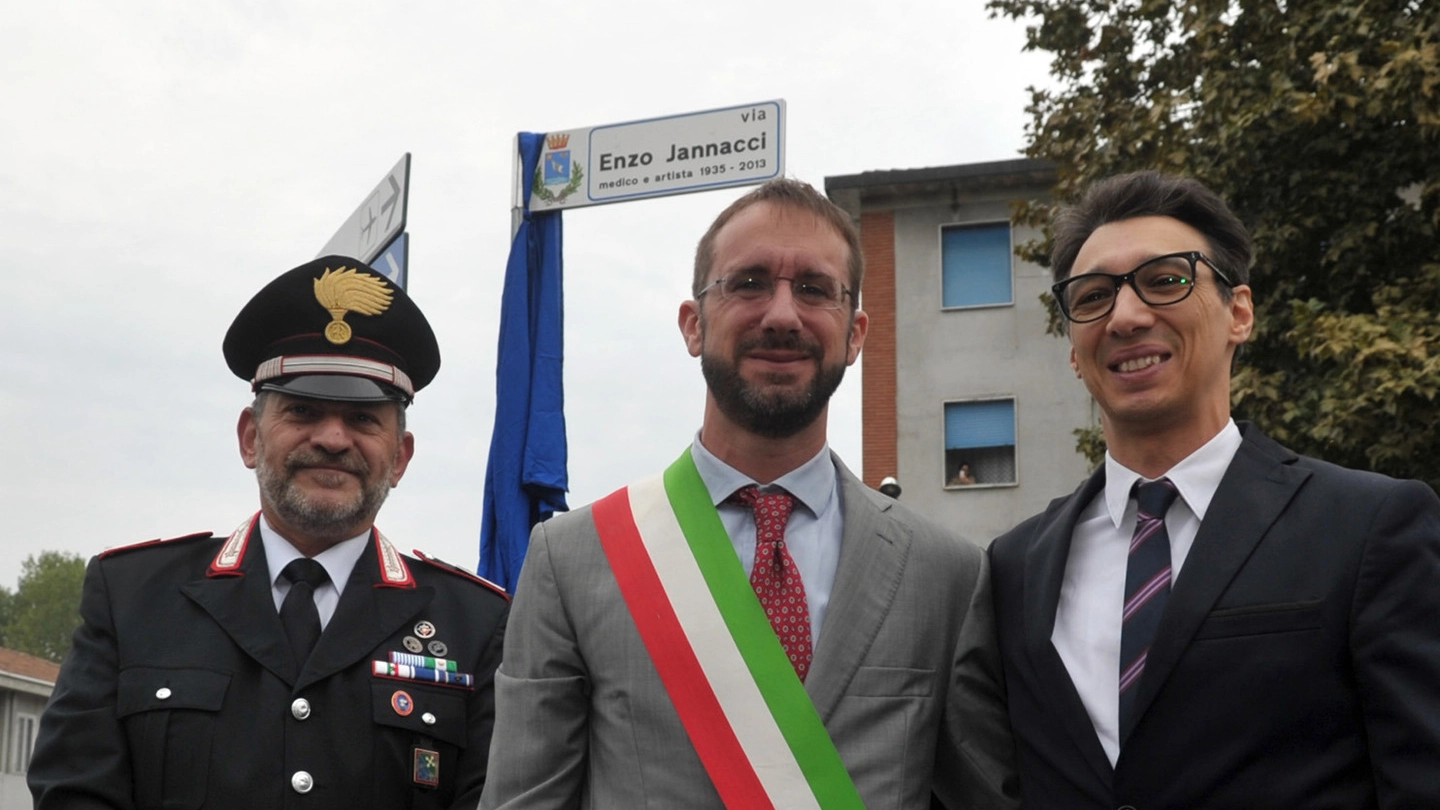 Il sindaco Paolo Micheli tra il comandante Mario Del Deo  e Paolo Jannacci, figlio del musicista-cardiologo cantore della milanesità