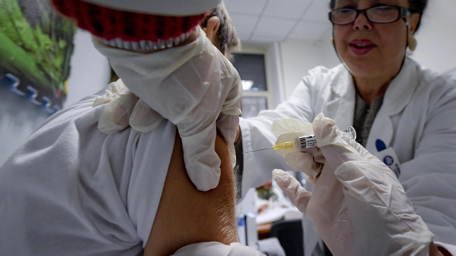 Sulle vaccinazione negli ospedali un'improvvisa polemica per i medici esclusi