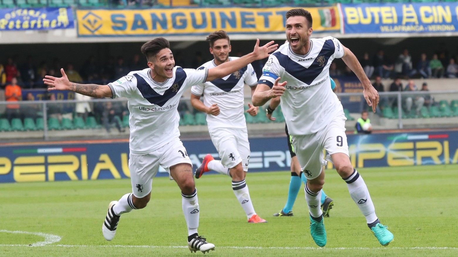 Brescia, esultanza di Caracciolo per il gol