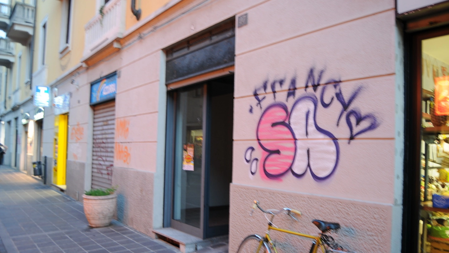 Scritte a spray sui muri di piazza Repubblica 