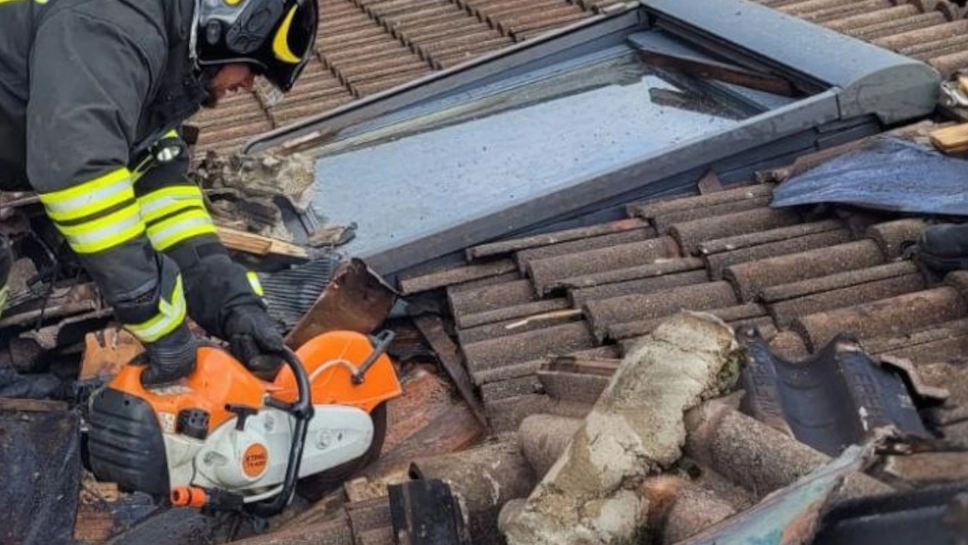 Il tetto danneggiato dalle fiamme Il tetto danneggiato dalle fiamme