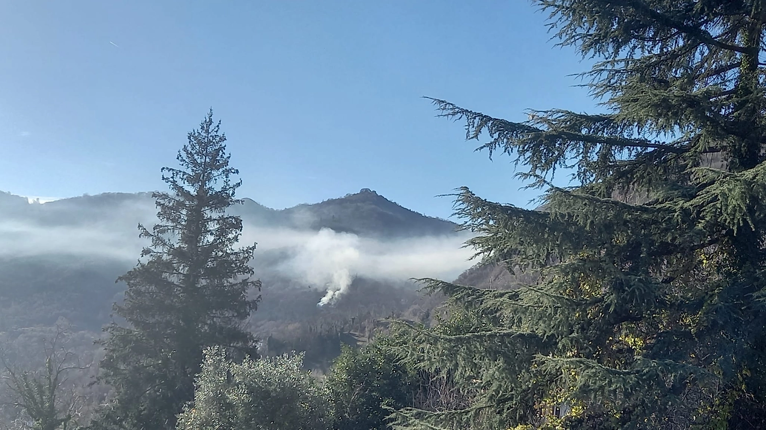 Incendio nei boschi sopra Bione (Foto Facebook Aggregazione Polizia Locale Valle Sabbia)