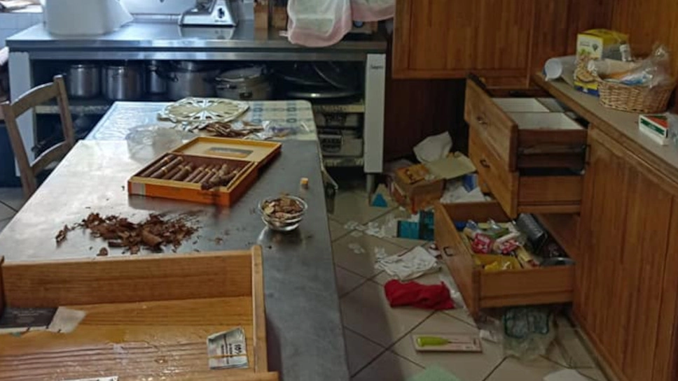 I danni nella cucina del rifugio