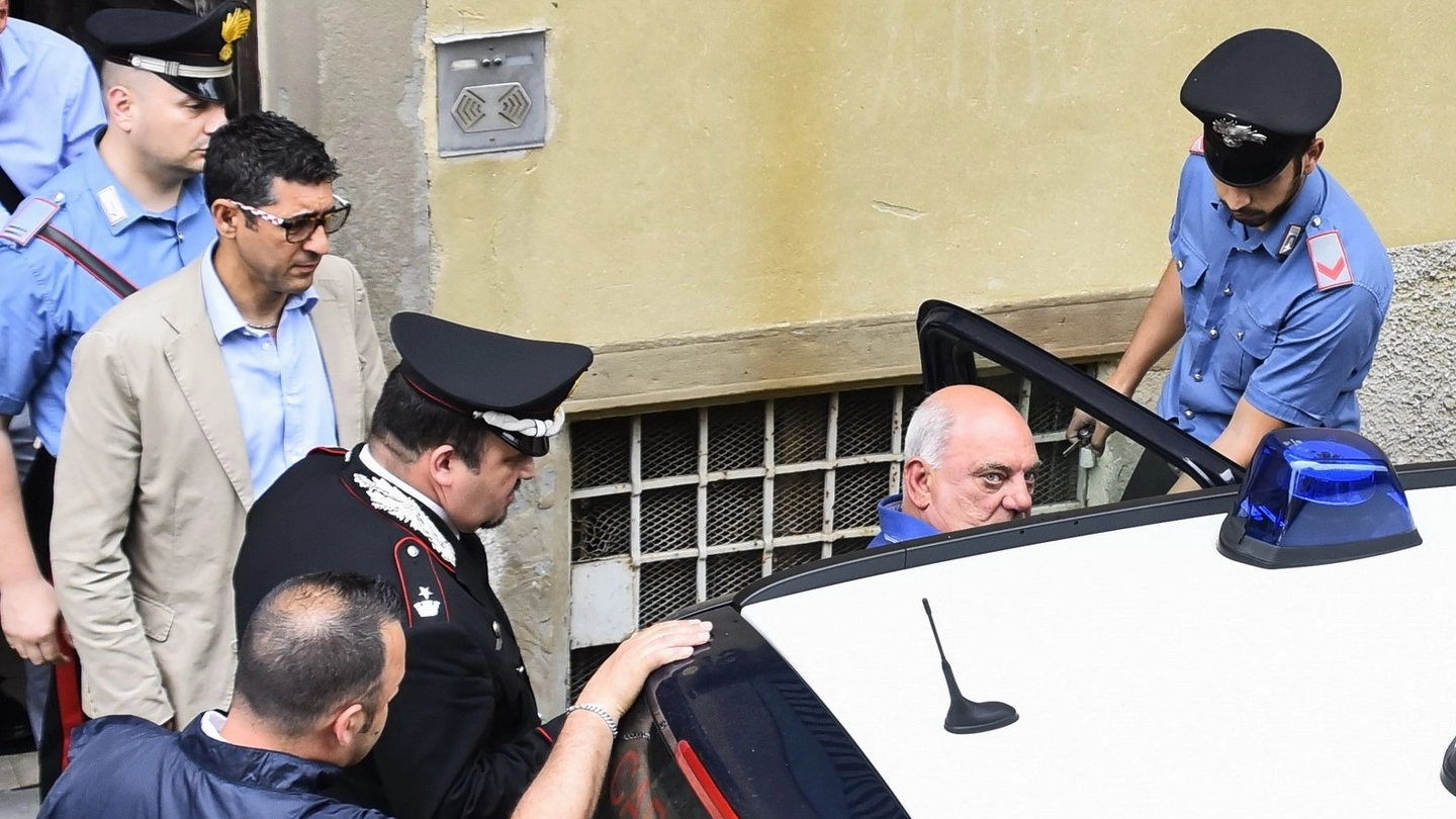 I carabinieri prelevano Porcino dalla sua casa a Bergamo