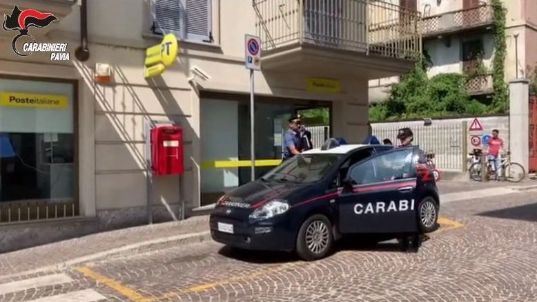 Carabinieri all'ufficio postale di Vigevano