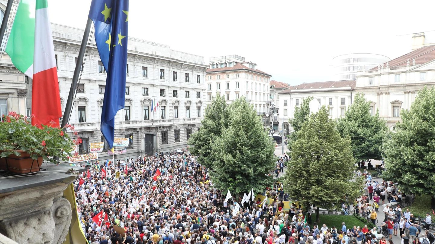 I manifestanti in piazza della Scala (LaPresse)