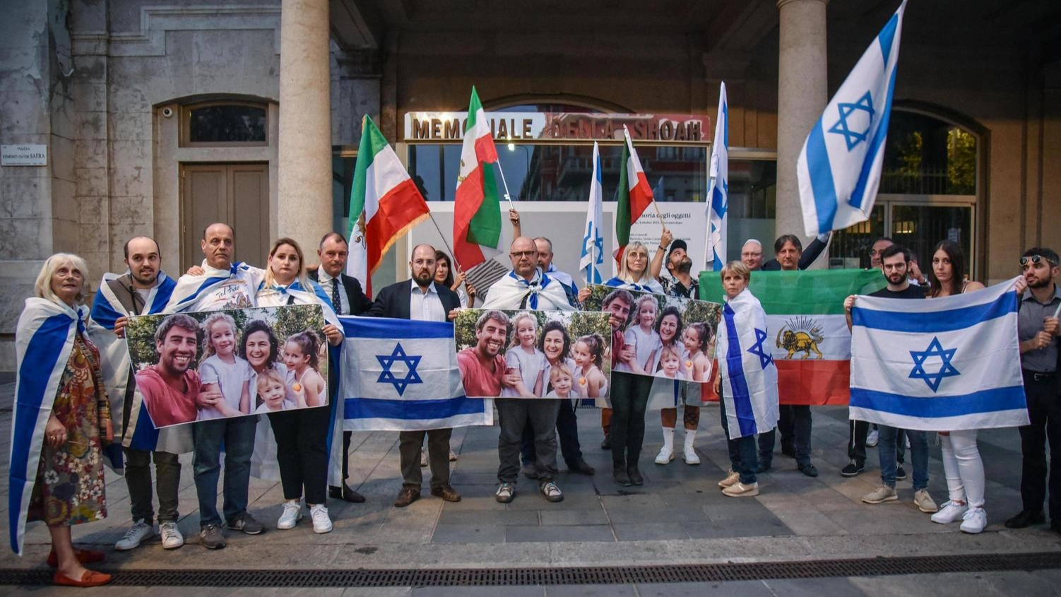 Israele e Palestina, le piazze contro. Jarach boccia il Consiglio comunale: "È sbagliato mettere due bandiere"