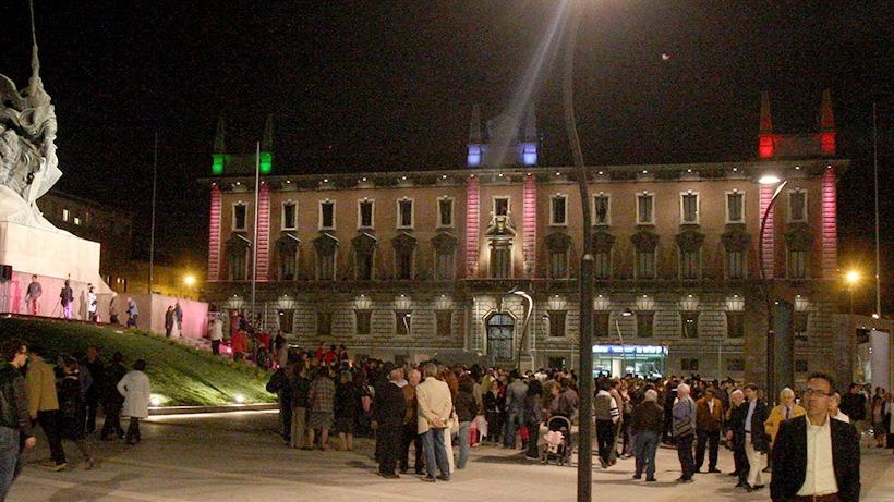 Monza sotto una nuova luce In arrivo 12mila lampioni a led isole wi-fi e panchine smart Monza sotto una nuova luce In arrivo 12mila lampioni a led isole wi-fi e panchine smart