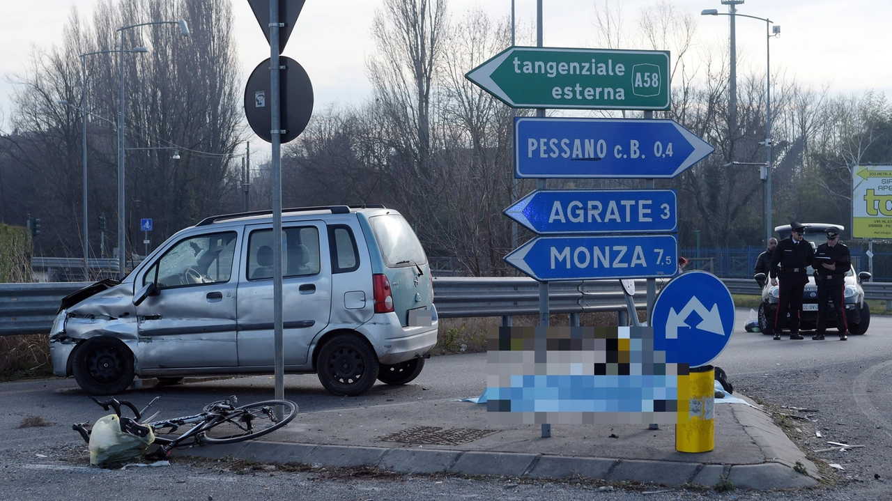 Pessano con Bornago, auto investe due ciclisti