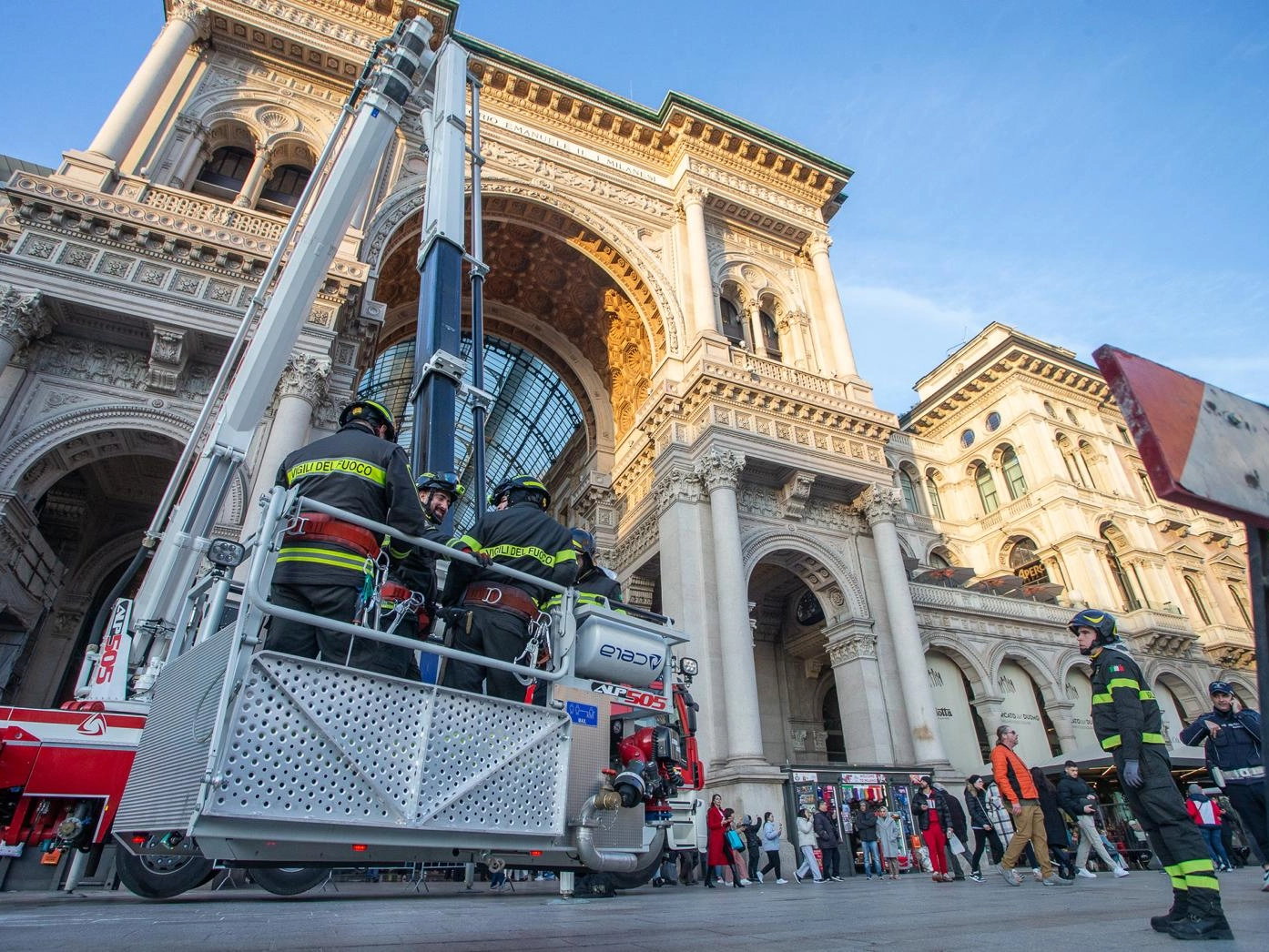 L'intervento dei Vigili del fuoco in Galleria Vittorio Emanuele (Foto Canella)