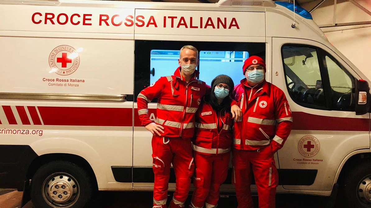 Roberto, Antonella e Domenico con l'ambulanza che ha viaggiato fino in Bulgaria