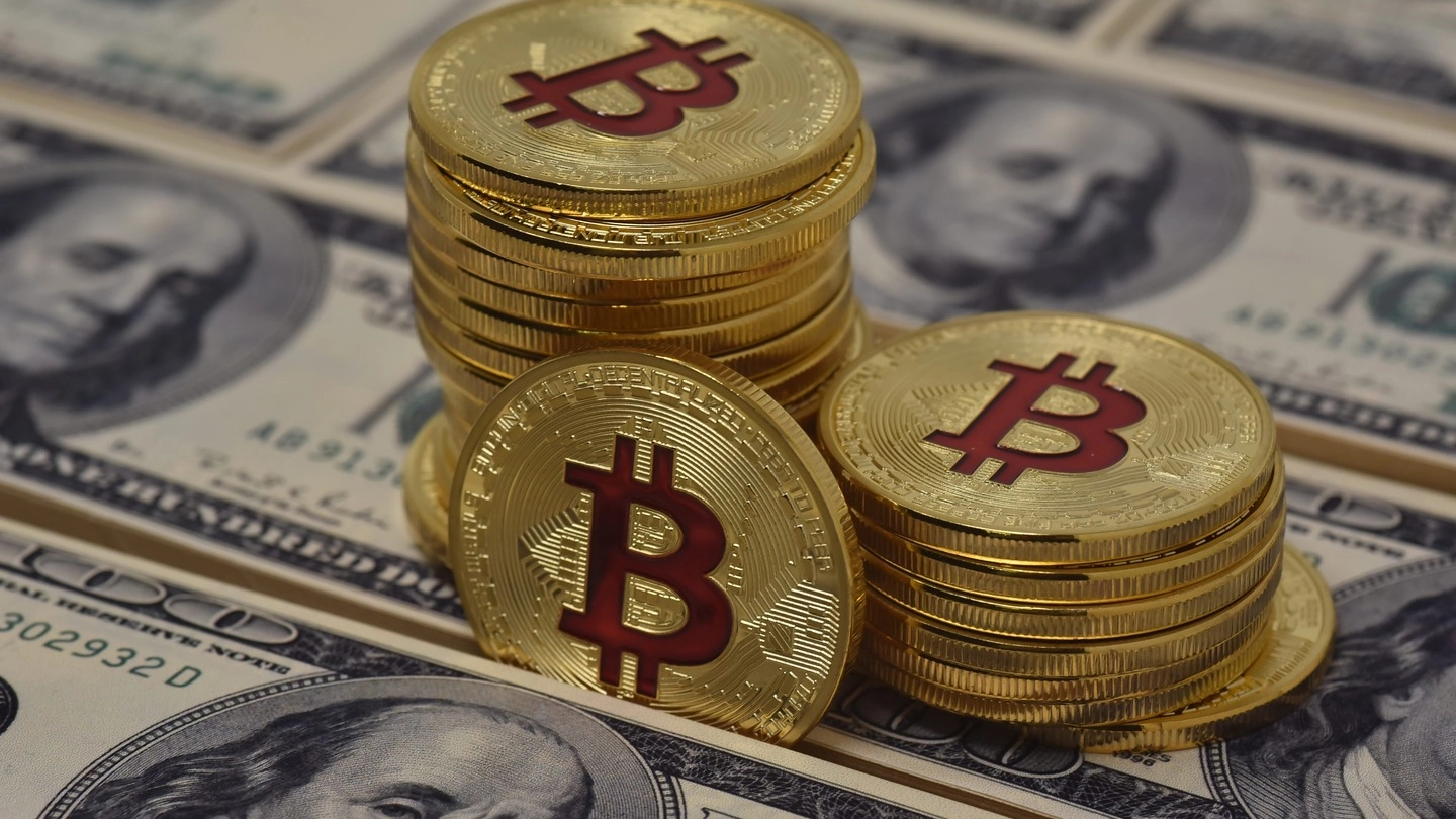 Bitcoin e dollari (ImagoE)