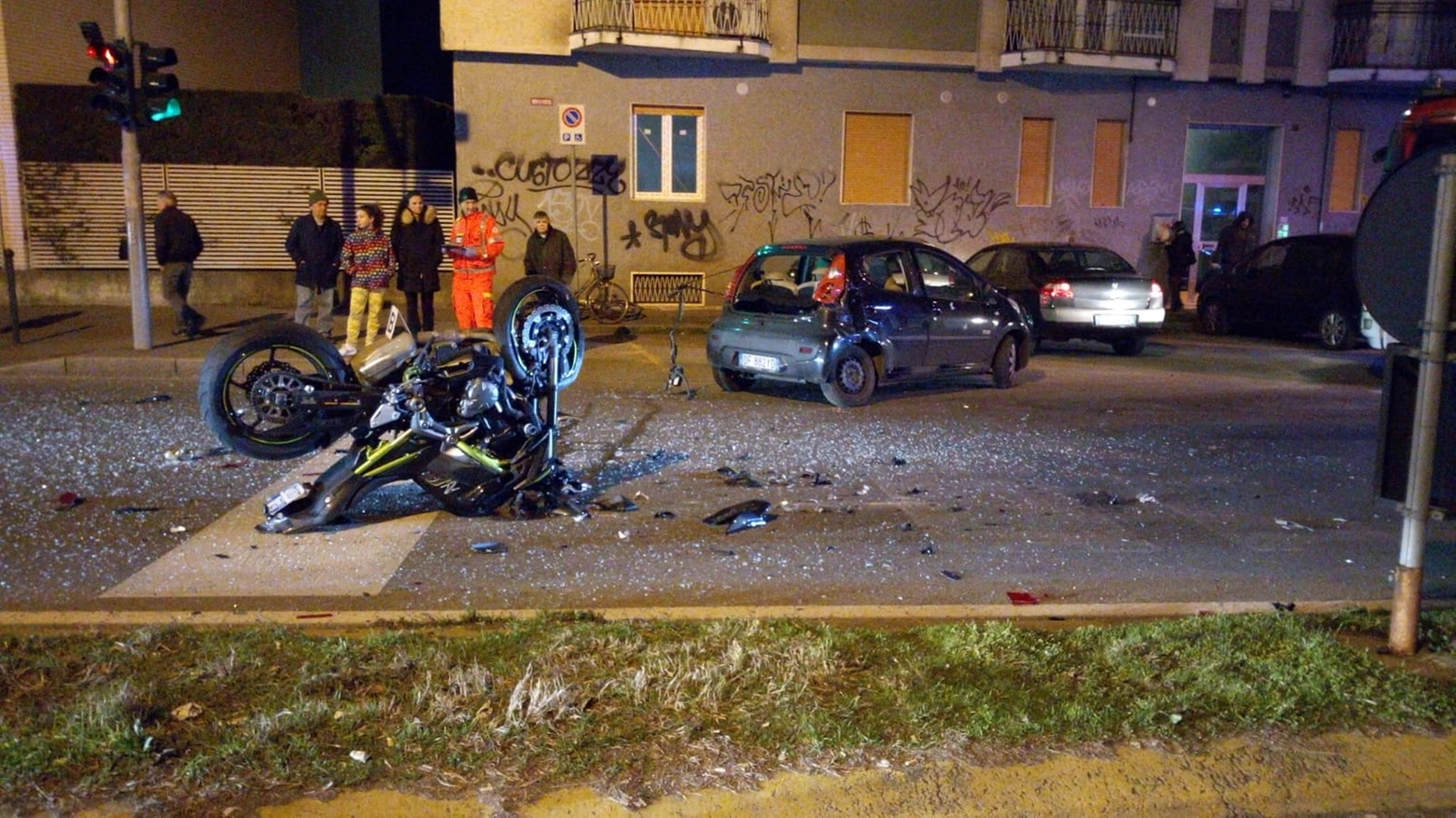 La moto e la macchina coinvolte nell'incidente 