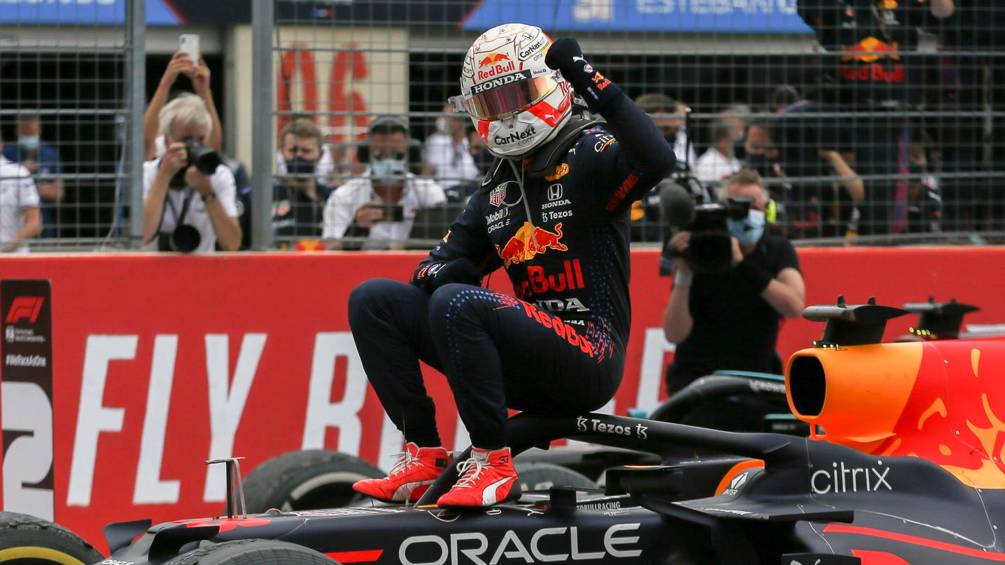Max Verstappen esulta in sella alla sua Red Bull