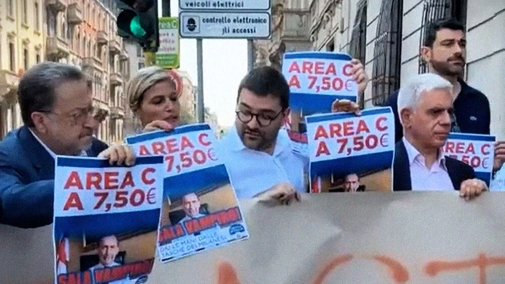 La giunta Sala approverà presto l’incremento della tariffa da 5 a 7,50 euro. Flash mob dei meloniani davanti al varco di piazza Conciliazione