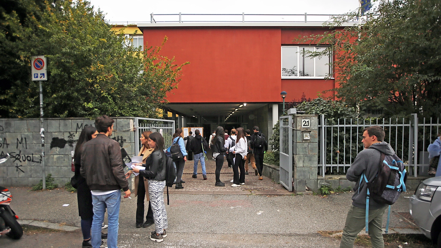 Studenti all’uscita del liceo scientifico Paolo Frisi