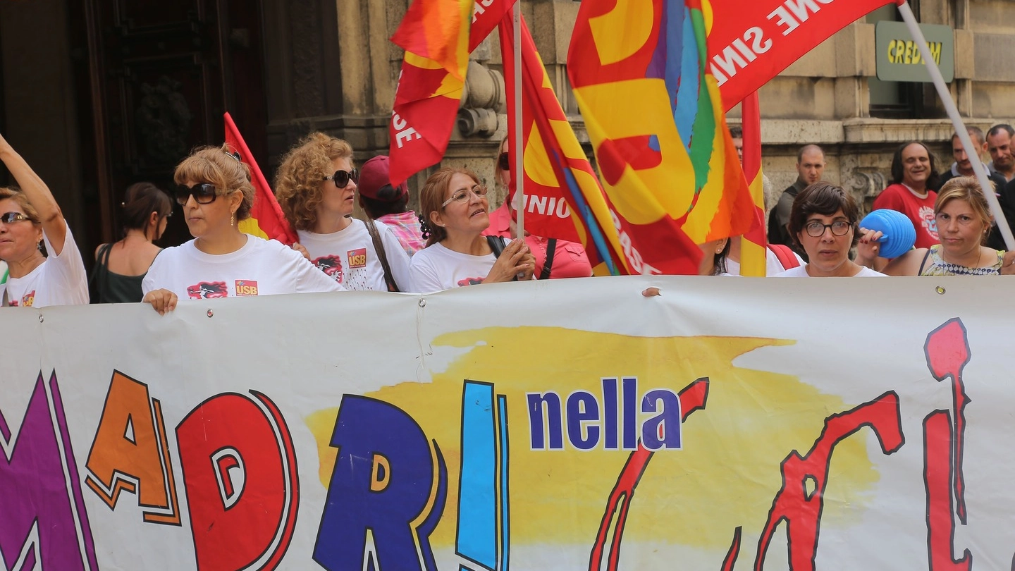 Una manifestazione delle "Madri della Crisi" a Milano