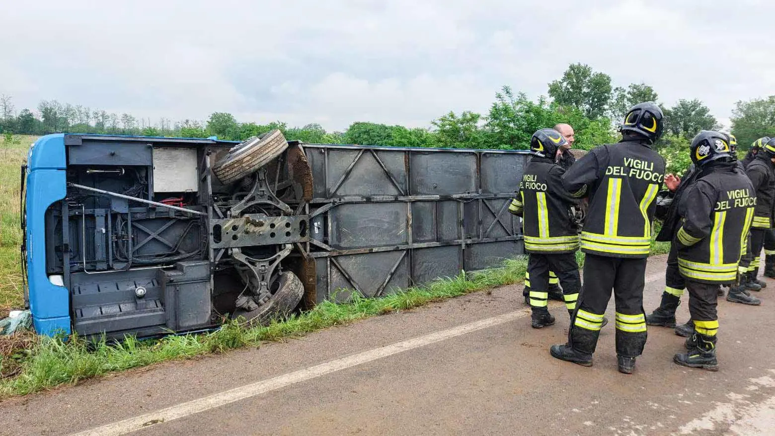 Si ribalta pullman con studenti, paura nel Bresciano Si ribalta pullman con studenti, paura nel Bresciano