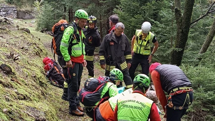 L'intervento del soccorso alpino per salvare il fungiatt caduto a Campodolcino L'intervento del soccorso alpino per salvare il fungiatt caduto a Campodolcino