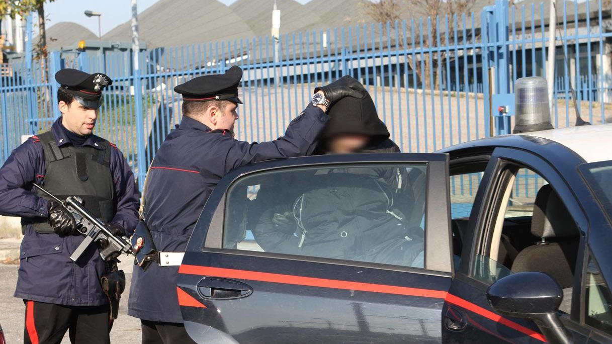 Perseguita l’ex e le brucia la macchina: arrestato dai carabinieri