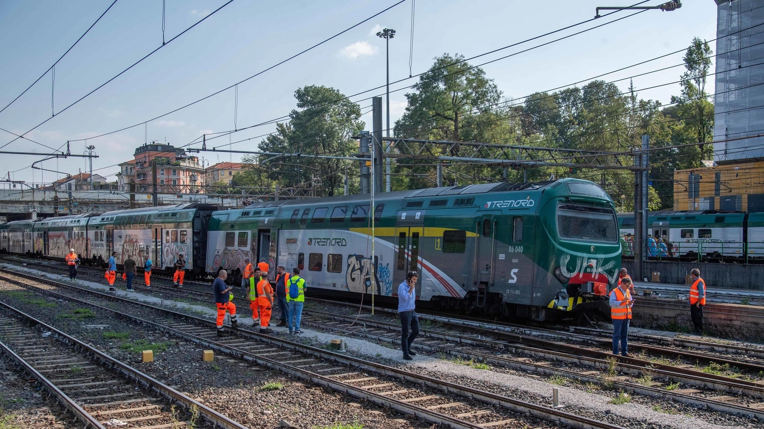 Manovra prima di partire. L’ultimo vagone del treno esce dai binari a Cadorna Manovra prima di partire. L’ultimo vagone del treno esce dai binari a Cadorna