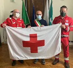 Omaggio alla Croce Rossa Bandiere nei Comuni
