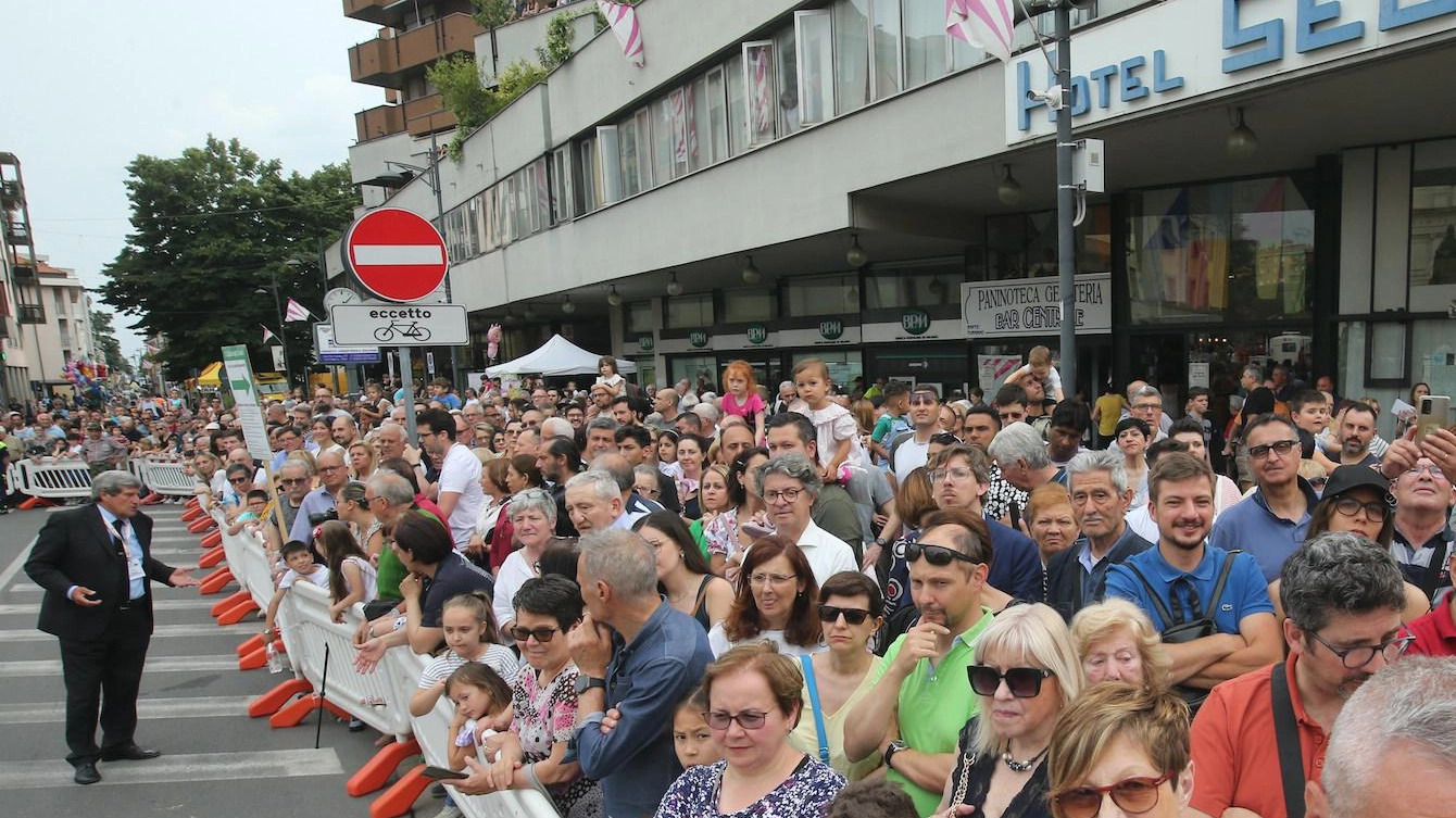 Il Palio degli Zoccoli La Contrada Piazza vince tra due ali di folla Il Palio degli Zoccoli La Contrada Piazza vince tra due ali di folla