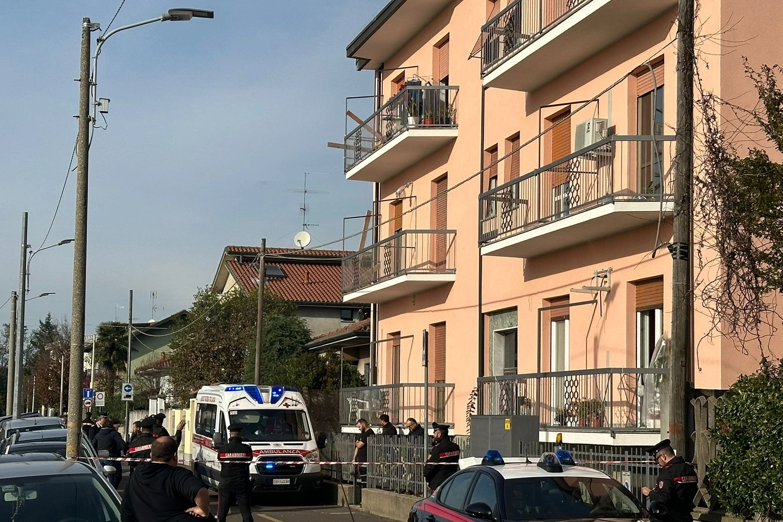 La palazzina dove l'uomo ha sparato alla compagna, in via Acquedotto 8 a San Giorgio di Legnano
