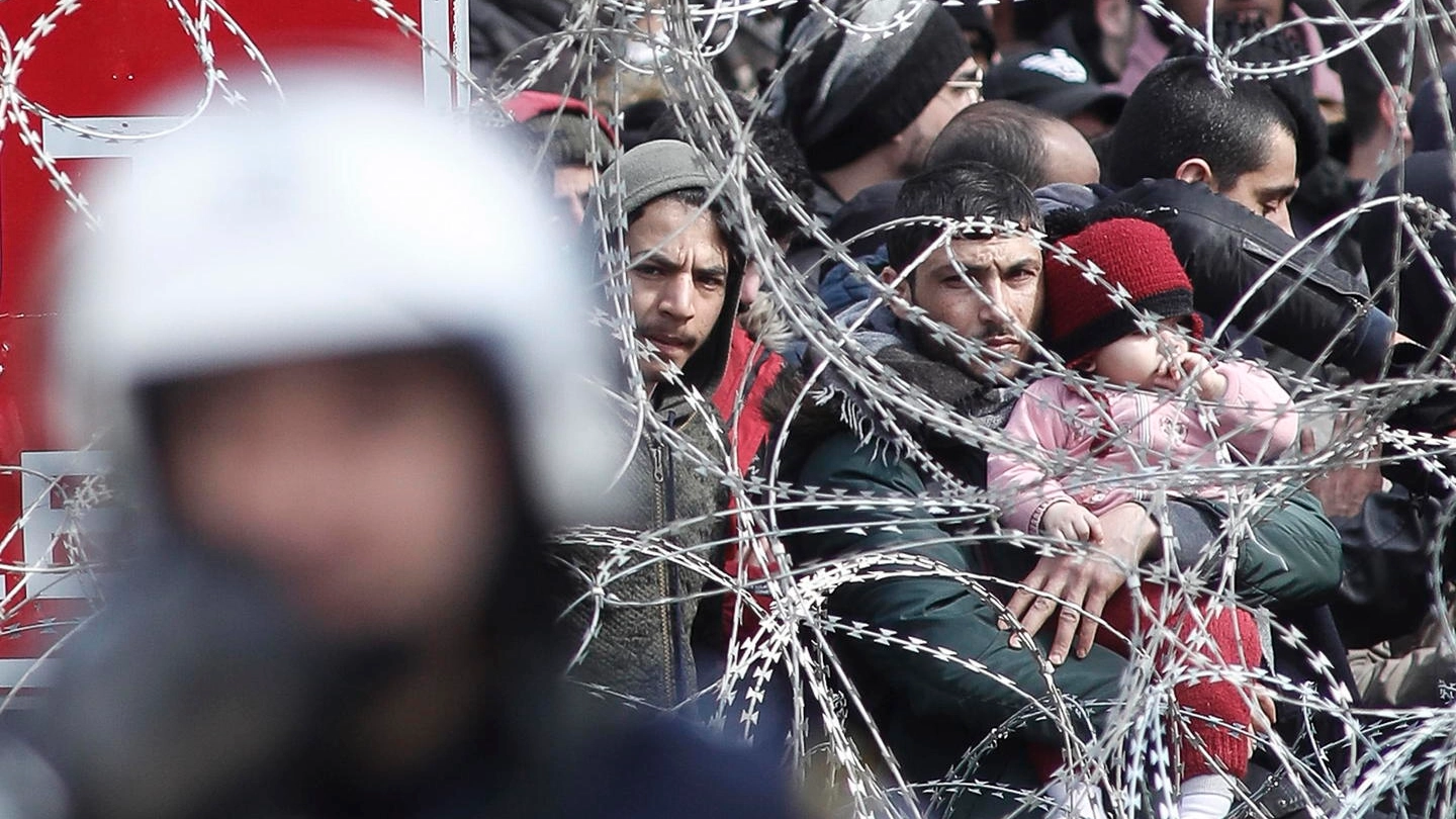 Profughi ammassati al confine greco-turco (Ansa)