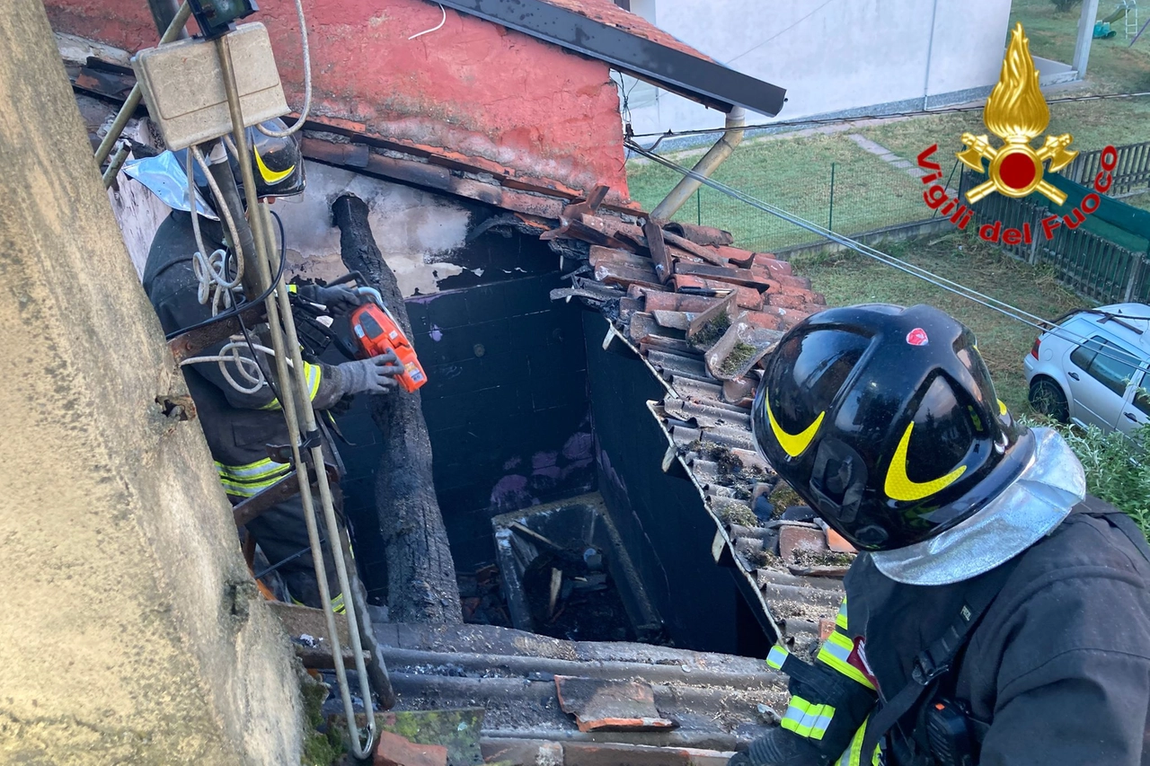 I vigili del fuoco al lavoro sul tetto