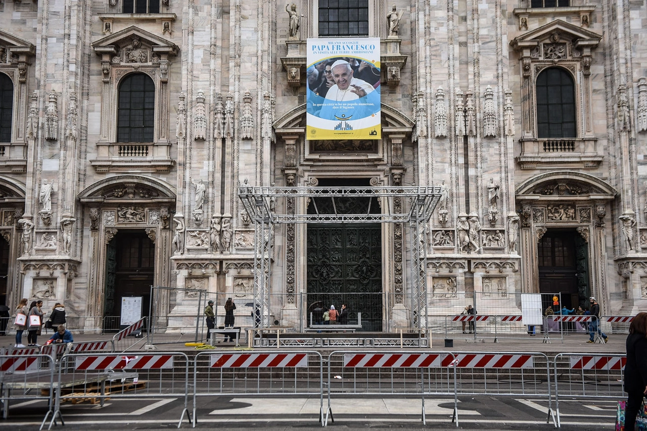 PREPARATIVI PAPA PIAZZA DUOMO_21511717_144643
