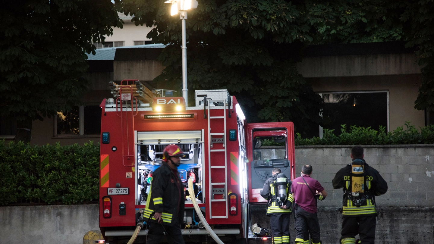 L’edificio di via Gramsci interessato dalle fiamme in piena notte è stato evacuato