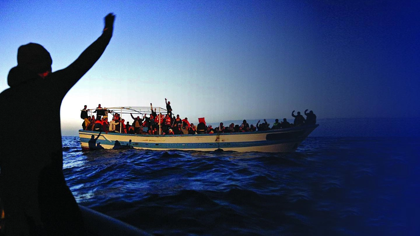 Un barcone di immigrati sulla rotta per la Sicilia