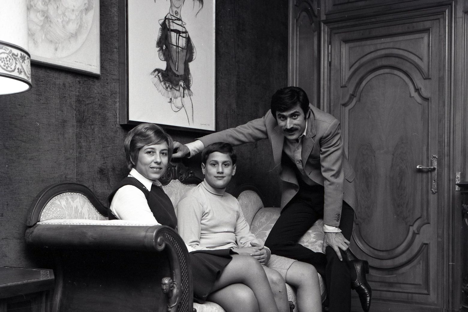 Lando Buzzanca con il figlio Mario e la moglie Lucia Peralta nella casa di Roma nel 1969