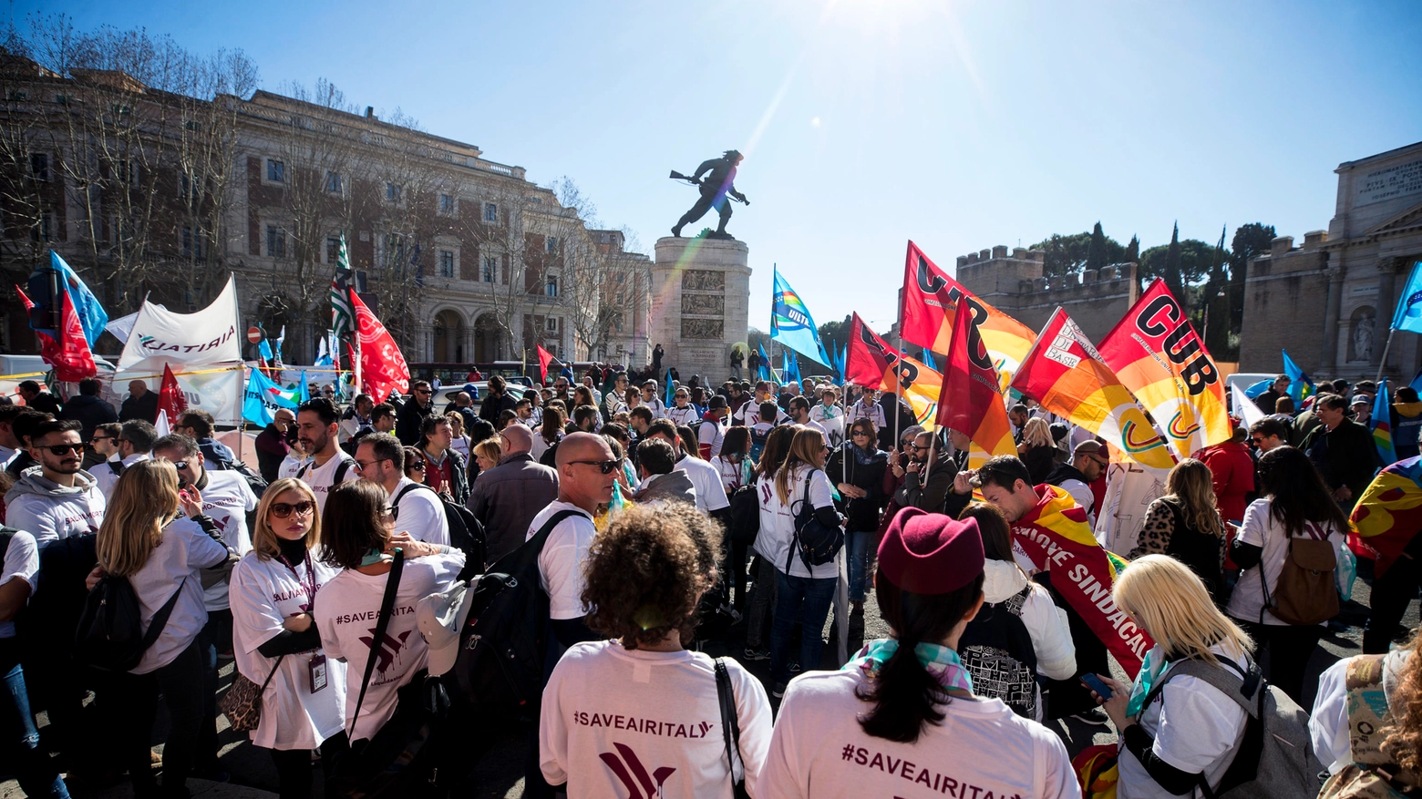 La protesta dei lavoratori di Air Italy a Roma