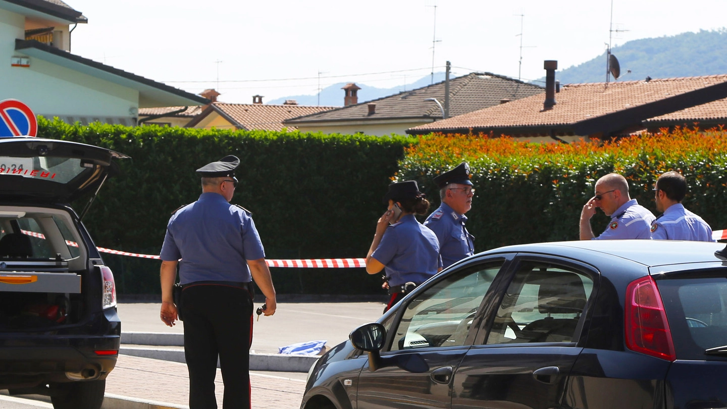 I carabinieri all’interno del parcheggio in via Roma dove l’impiegata comunale ha investito l’operaio lunedì mattina