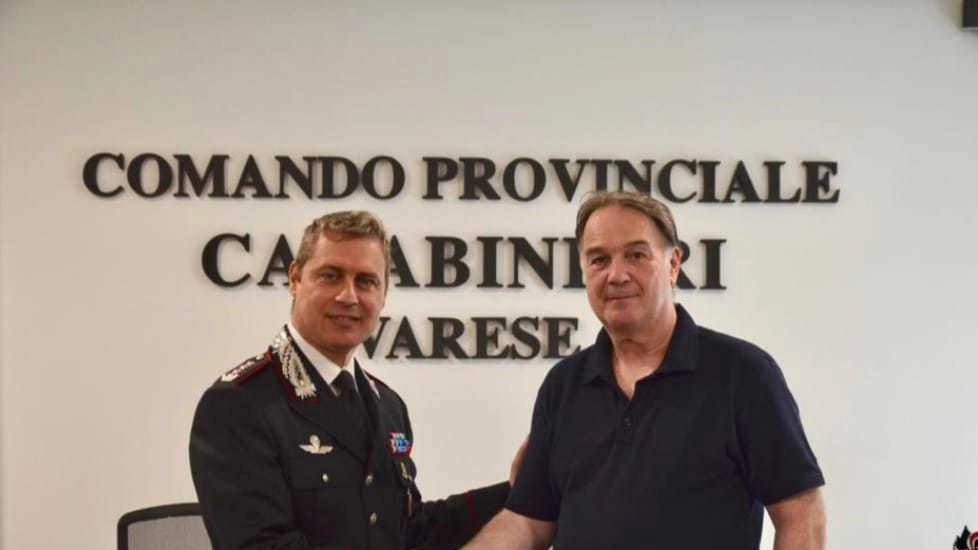 Il luogotenente Giulio Ghezzi, Comandante del Nucleo Informativo del Comando Provinciale Carabinieri di Varese, ha ricevuto la pensione dopo 39 anni di servizio. Il Colonnello Andrea Gagliardo ha espresso il suo saluto riconoscente. Ghezzi ha ricevuto un encomio solenne per le sue indagini.