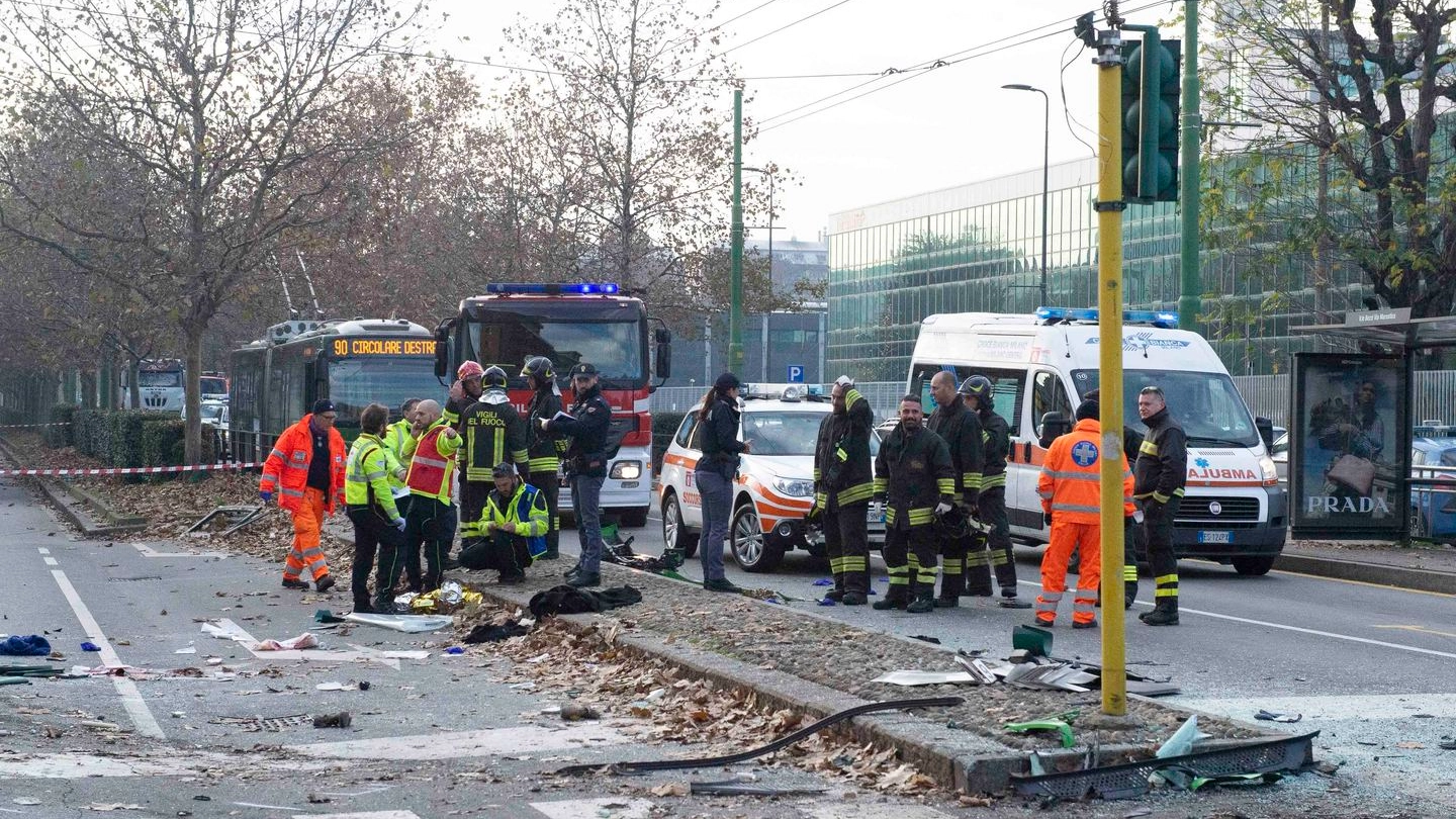Incidente fra autobus e camion Amsa in viale Bezzi (Newpress)