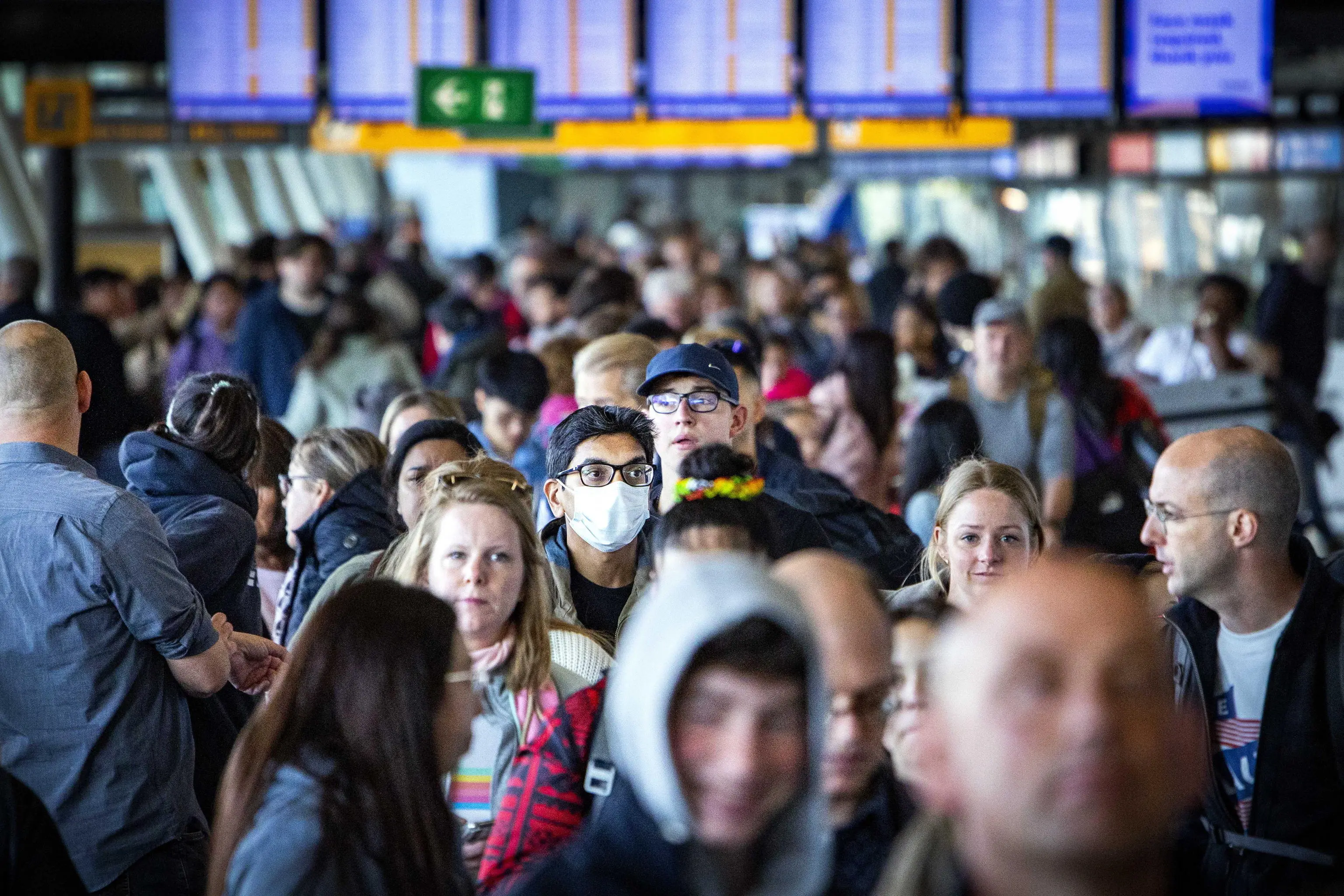 Voli cancellati e scioperi: caos aerei nei cieli d'Europa