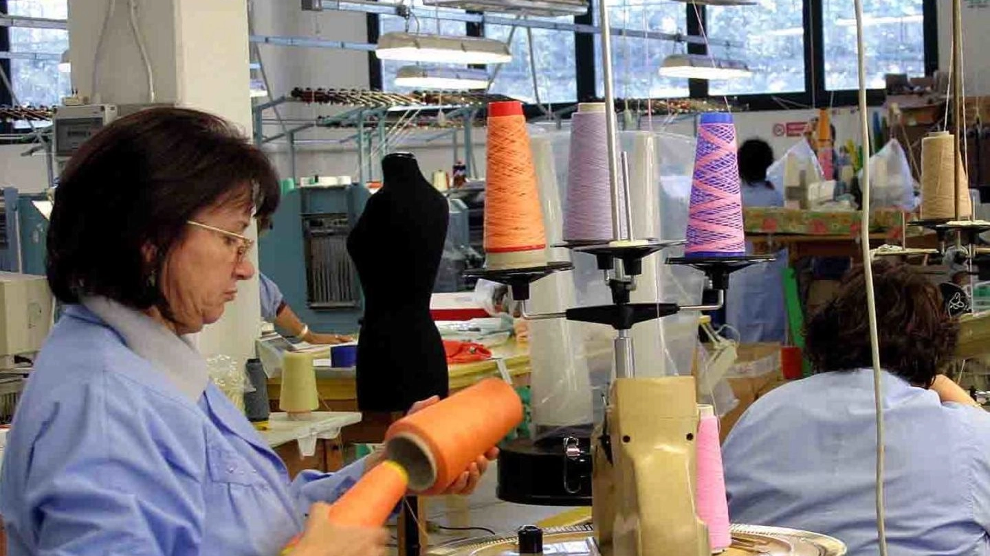 Donne al lavoro nel settore tessile