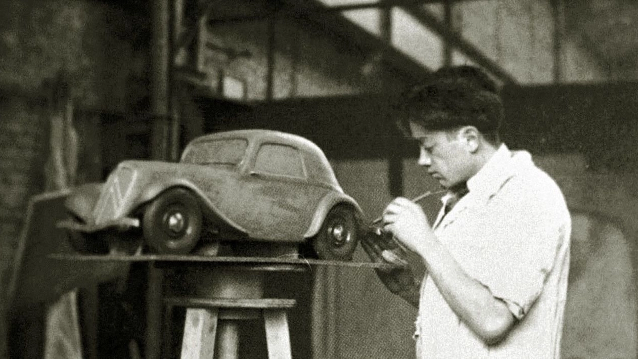 Il giovane Flaminio  Bertoni alla Citroen impegnato con un modellino