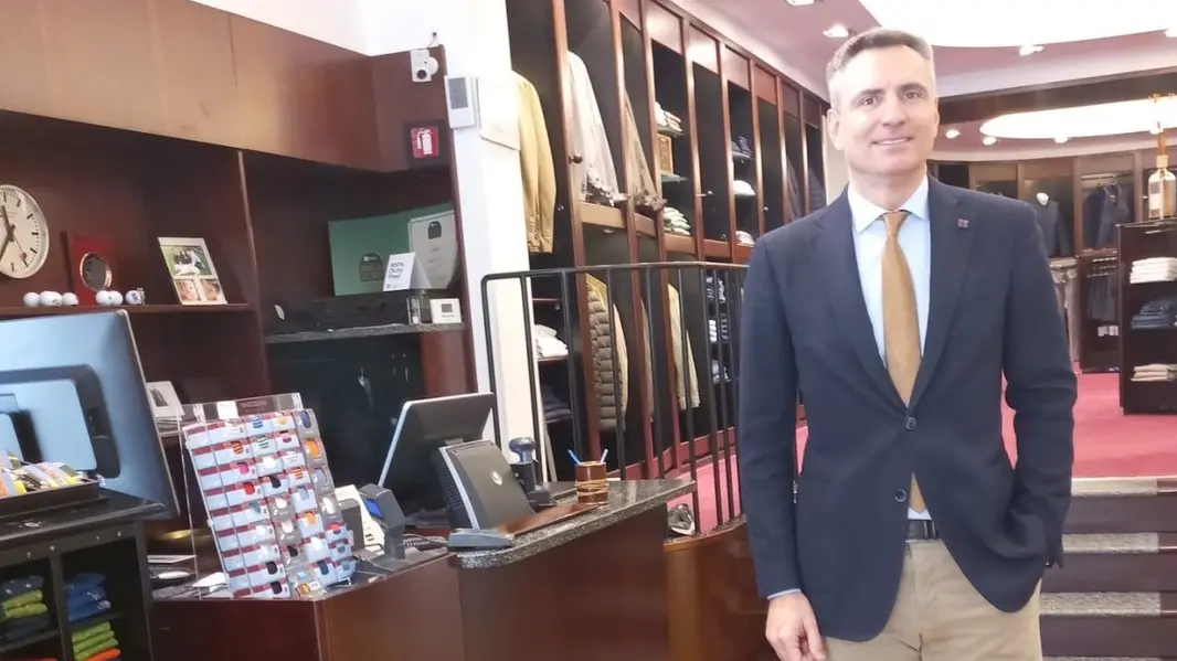 Giovanni Bordoni all’interno del negozio nella centrale via Vanoni a Morbegno