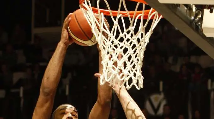 Monza, rissa alla partita di basket: daspo per 5 tifosi violenti