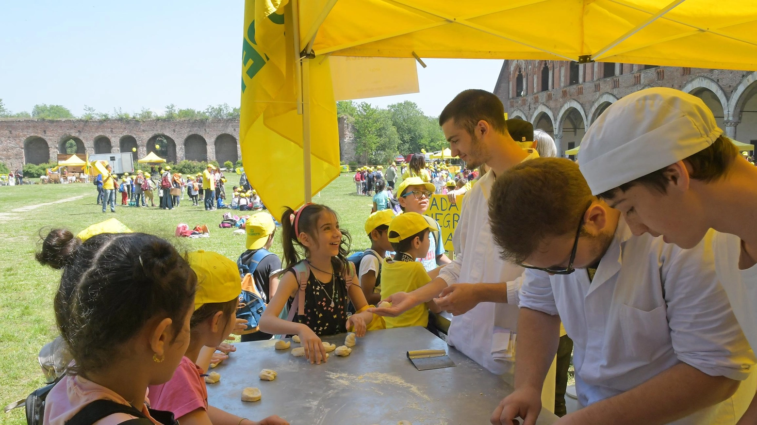 I segreti dell’agricoltura svelati ai bambini, invasione “gialla“ in castello