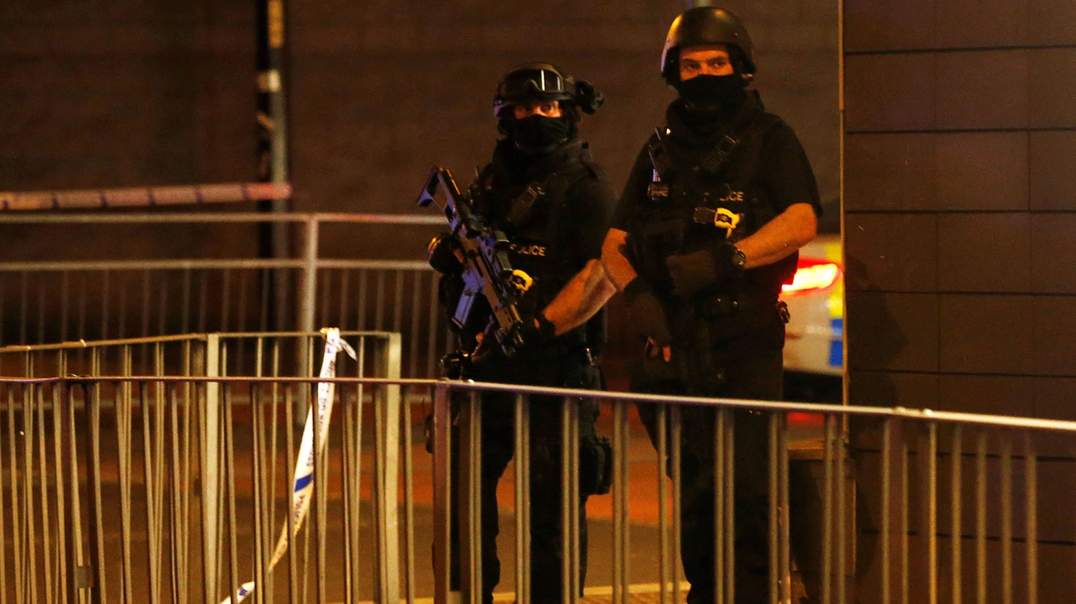 Agenti antiterrorismo fuori dalla Manchester Arena dopo la strage